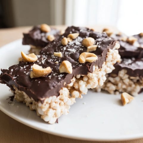 Peanut Butter Chocolate Rice Cakes: a decadent treat featuring creamy peanut butter, rich chocolate topping, and crunchy rice cakes.